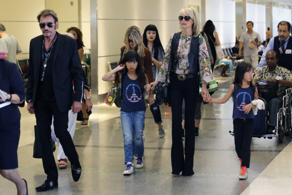 Johnny Hallyday avec sa femme Laeticia, leurs filles Jade et Joy et la grand-mère de Laeticia Elyette Boudou quittent Los Angeles pour Paris le 25 juin 2015.