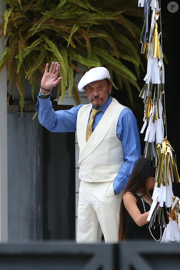 Exclusif - Johnny Hallyday habillé en Gatsby le Magnifique depuis sa maison de Pacific Palissade le 13 juin 2015.