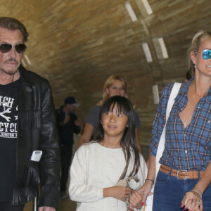 Exclusif - Johnny Hallyday repart en famille avec sa femme Laeticia, ses filles Jade et Joy et Elyette, la grand-mère de Laeticia à Saint-Barthélemy de l'aéroport Roissy Charles de Gaulle le 27 juillet 2016.