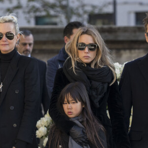 Laeticia Hallyday, ses filles Jade et Joy, Laura Smet et David Hallyday devant le cercueil de Johnny Hallyday - Arrivées des personnalités en l'église de La Madeleine pour les obsèques de Johnny Hallyday à Paris. Le 9 décembre 2017