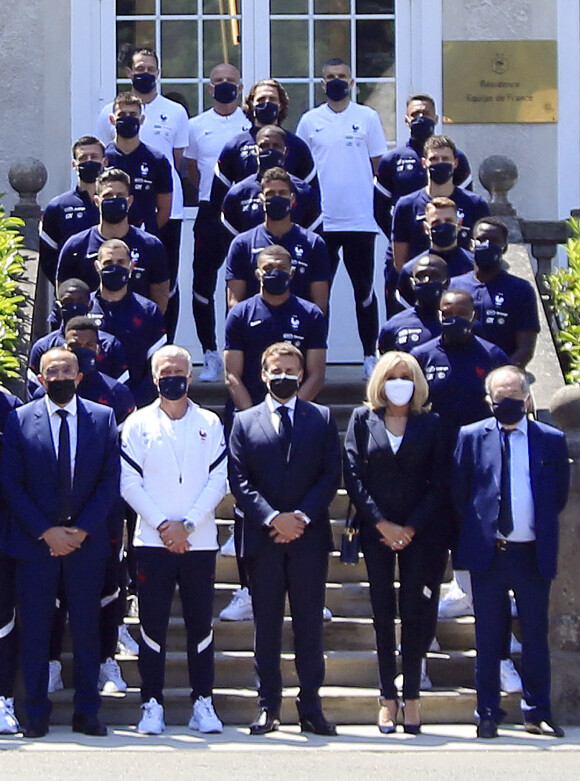 A quelques jours du coup d'envoi du championnat d'Europe de football, le président de la République française, Emmanuel Macron, et sa femme la Première Dame Brigitte Macron rencontrent les joueurs de l'équipe de France à Clairefontaine-en-Yvelines, France, le 10 juin 2021. Noël Le Graet, président de la Fédération Française de Football, Gianni Infantino, président de la FIFA, le sélectionneur Didier Deschamps, les membres de son staff ainsi que les joueurs: Gardiens: Hugo Lloris (Tottenham), Steve Mandanda (Olympique de Marseille), Mike Maignan (LOSC). Défenseurs : Raphaël Varane (Real Madrid), Clément Lenglet (FC Barcelone), Presnel Kimpembe (Paris SG), Jules Koundé (Séville), Kurt Zouma (Chelsea), Lucas Digne (Everton), Lucas Hernandez (Bayern Munich), Benjamin Pavard (Bayern Munich), Léo Dubois (OL). Milieux: N'Golo Kanté (Chelsea), Paul Pogba (Manchester United), Thomas Lemar (Atlético de Madrid), Corentin Tolisso (Bayern Munich), Adrien Rabiot (Juventus), Moussa Sissoko (Tottenham). Attaquants: Karim Benzema (Real Madrid), Kylian Mbappé (Paris SG), Antoine Griezmann (FC Barcelone), Olivier Giroud (Chelsea), Kingsley Coman (Bayern Munich), Ousmane Dembélé (FC Barcelone), Marcus Thuram (Borussia Mönchengladbach), Wissam Ben Yedder (AS Monaco). © Jean-Emmanuel Etty/Pool/Bestimage