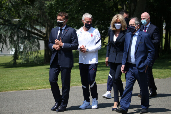 A quelques jours du coup d'envoi du championnat d'Europe de football, le président de la République française, Emmanuel Macron, et sa femme la Première Dame Brigitte Macron rencontrent les joueurs de l'équipe de France à Clairefontaine-en-Yvelines, France, le 10 juin 2021. Noël Le Graet, président de la Fédération Française de Football, Gianni Infantino, président de la FIFA, le sélectionneur Didier Deschamps, les membres de son staff ainsi que les joueurs. © Jean-Emmanuel Etty/Pool/Bestimage