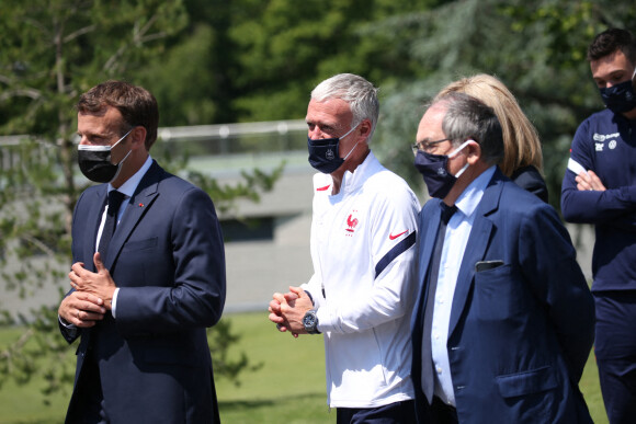 A quelques jours du coup d'envoi du championnat d'Europe de football, le président de la République française, Emmanuel Macron, et sa femme la Première Dame Brigitte Macron rencontrent les joueurs de l'équipe de France à Clairefontaine-en-Yvelines, France, le 10 juin 2021. Noël Le Graet, président de la Fédération Française de Football, le sélectionneur Didier Deschamps, les membres de son staff ainsi que les joueurs. © Jean-Emmanuel Etty/Pool/Bestimage