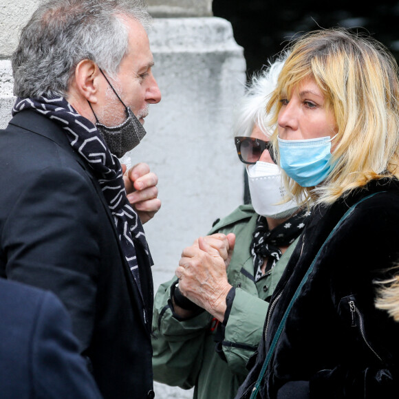 Laurent Olmedo, Mathilde Seigner et Catherine Lara - Sorties des obsèques d'Yves Rénier en l'église Saint-Pierre de Neuilly-sur-Seine, le 30 avril 2021.