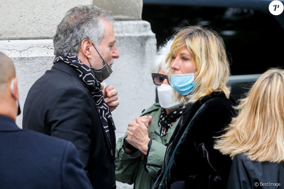 Laurent Olmedo, Mathilde Seigner et Catherine Lara - Sorties des obsèques d'Yves Rénier en l'église Saint-Pierre de Neuilly-sur-Seine, le 30 avril 2021.