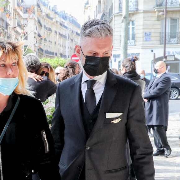 Mathilde Seigner - Arrivées aux obsèques d'Yves Rénier en l'église Saint-Pierre de Neuilly-sur-Seine, le 30 avril 2021.