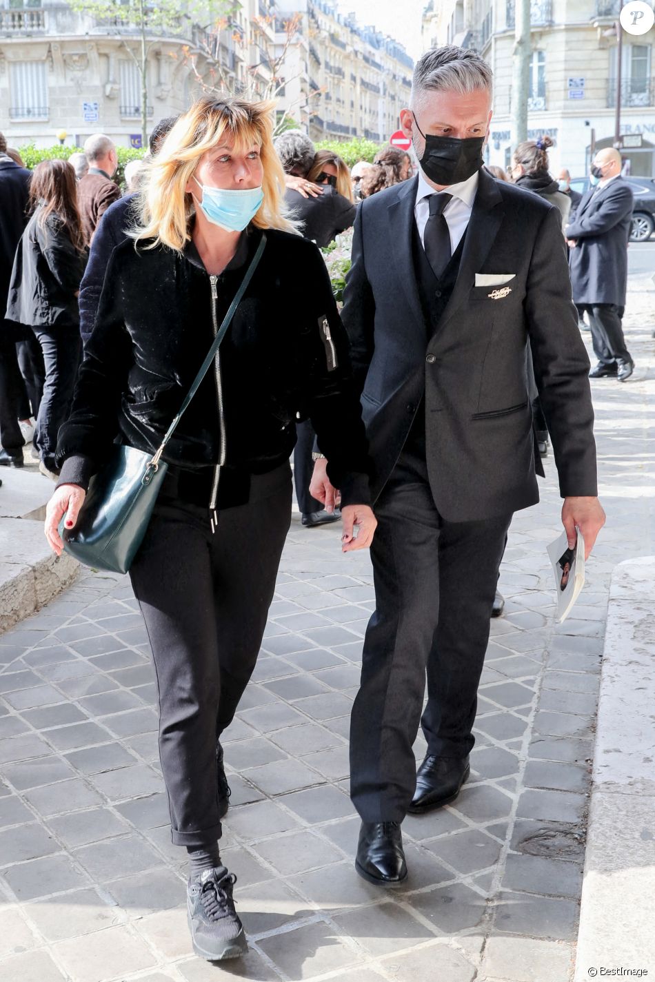 Mathilde Seigner - Arrivées aux obsèques d'Yves Rénier en l'église Saint-Pierre de Neuilly-sur-Seine, le 30 avril 2021.