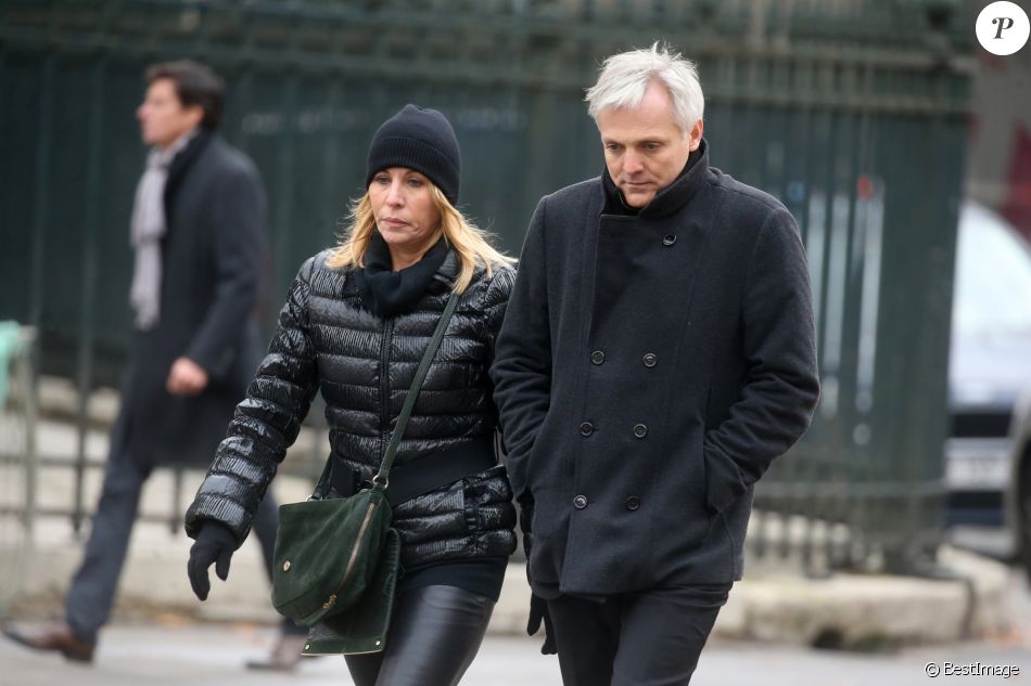 Mathilde Seigner et son compagnon Mathieu Petit - Sorties de l'église de la Madeleine après les obsèques de Johnny Hallyday à Paris. Le 9 décembre 2017.