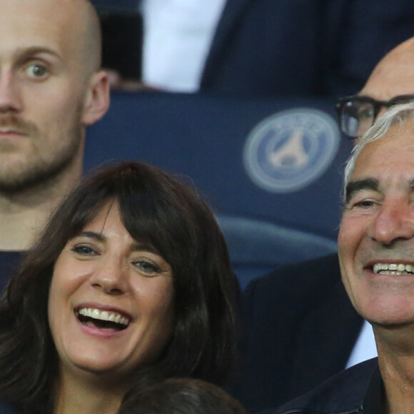 Raymond Domenech et sa compagne Estelle Denis - People au match de foot PSG - Saint-Etienne au Parc des Princes à Paris le 25 Août 2017. Victoire du PSG 3 à 0