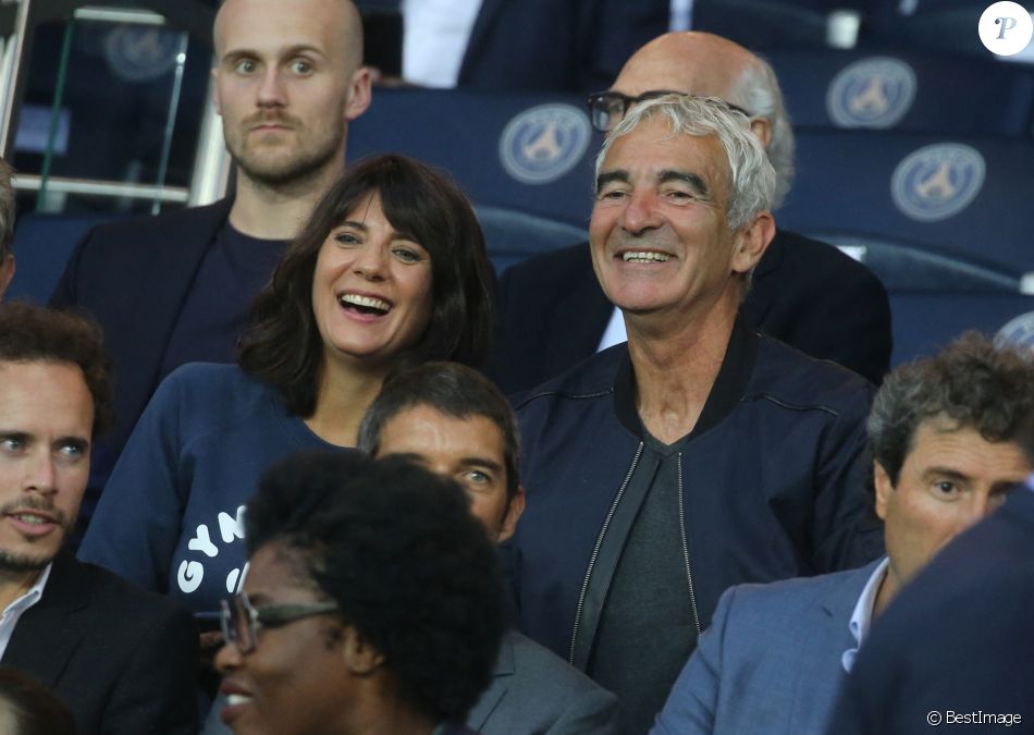 Raymond Domenech et sa compagne Estelle Denis - People au match de foot PSG - Saint-Etienne au Parc des Princes à Paris le 25 Août 2017. Victoire du PSG 3 à 0