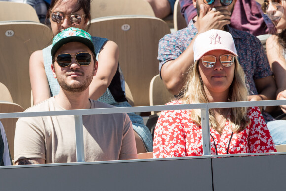 Jeff Panacloc et sa femme Charlotte de Hugo dans les tribunes lors des internationaux de tennis de Roland Garros à Paris, France, le 2 juin 2019. © Jacovides-Moreau/Bestimage