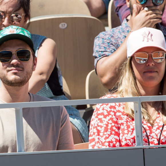 Jeff Panacloc et sa femme Charlotte de Hugo dans les tribunes lors des internationaux de tennis de Roland Garros à Paris, France, le 2 juin 2019. © Jacovides-Moreau/Bestimage