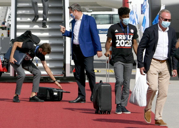 Les joueurs du Bayern de Munich arrivent à l'aéroport après leur victoire en ligue des champions contre le PSG le 23 août 2020.