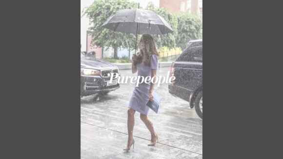 Kate Middleton sublime en robe d'été, elle affronte avec grâce la pluie à Londres