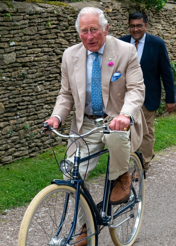 Le prince Charles, prince de Galles, fait du vélo avec des représentants du British Asian Trust à Highgrove, Gloucestershire, Royaume Uni, le 10 juin 2021.
