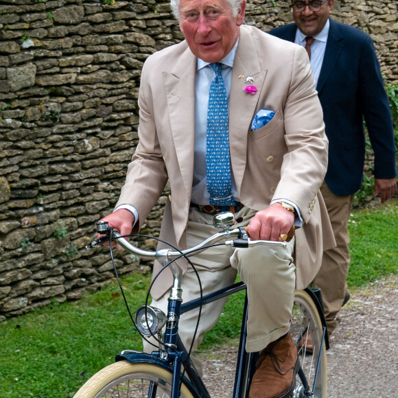 Le prince Charles, prince de Galles, fait du vélo avec des représentants du British Asian Trust à Highgrove, Gloucestershire, Royaume Uni, le 10 juin 2021.