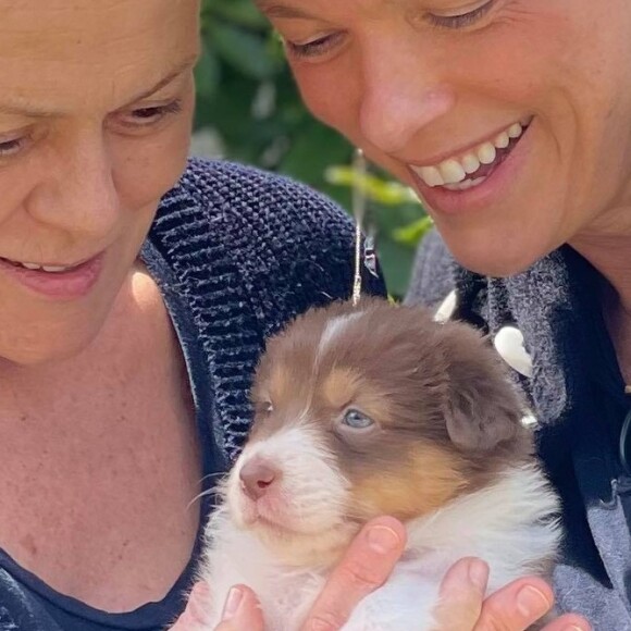 Muriel Robin et sa femme Anne Le Nen viennent d'accueillir un chiot prénommé Poupy.