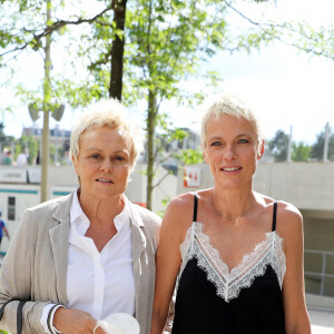 Muriel Robin et sa femme Anne Le Nen dans les allées lors des internationaux de France de Tennis de Roland Garros 2021 à Paris, le 6 juin 2021. © Dominique Jacovides/Bestimage 