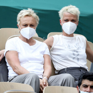 Muriel Robin et sa femme Anne Le Nen - People dans les tribunes lors des internationaux de France de Tennis de Roland Garros 2021 à Paris, le 7 juin 2021. © Dominique Jacovides/Bestimage 