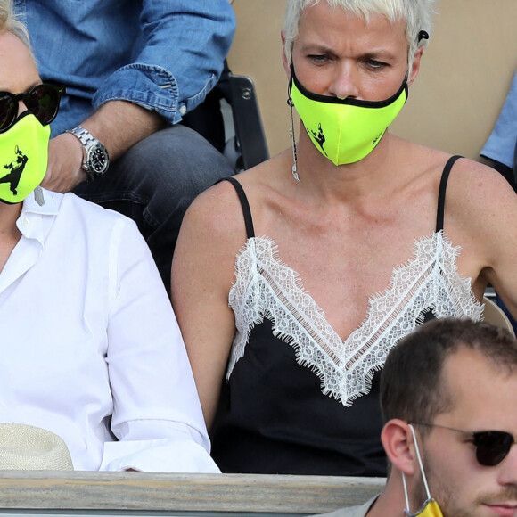 Muriel Robin et sa femme Anne Le Nen dans les tribunes des Internationaux de France de tennis de Roland Garros à Paris, France, le 5 juin 2021. © Dominique Jacovides/Bestimage 