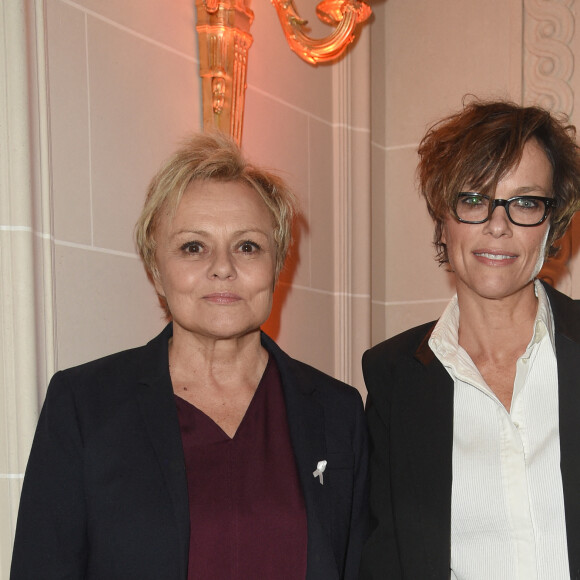 Muriel Robin et sa compagne Anne Le Nen - 3ème Gala caritatif des "Stéthos d'Or" qui récompensent les artistes qui contribuent au bien-être de tous, organisé par la Fondation pour la Recherche en Physiologie au George V à Paris, le 11 mars 2019. © Coadic Guirec/Bestimage 