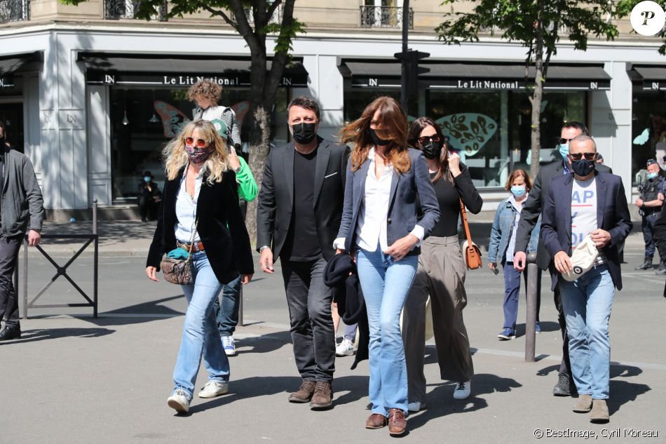 Arthur et sa compagne Mareva Galanter, Carla Bruni-Sarkozy, Elie Semoun - Manifestation de soutien à la famille de Sarah Halimi sur la place du Trocadéro à Paris, le 25 avril 2021. © Cyril Moreau/Bestimage