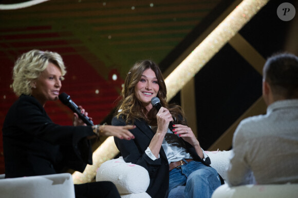 Sophie Davant, Carla Bruni Sarkozy - Enregistrement de l'émission "La Lettre". Le 16 octobre 2020. © Cyril Moreau / Bestimage