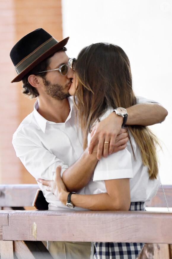 Exclusif - Pierre Niney et sa femme Natasha Andrews arrivent à Venise pour la 77ème édition du festival international du film de Venise (Mostra) le 2 septembre 2020.