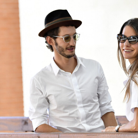 Exclusif - Pierre Niney et sa femme Natasha Andrews arrivent à Venise pour la 77ème édition du festival international du film de Venise (Mostra) le 2 septembre 2020.