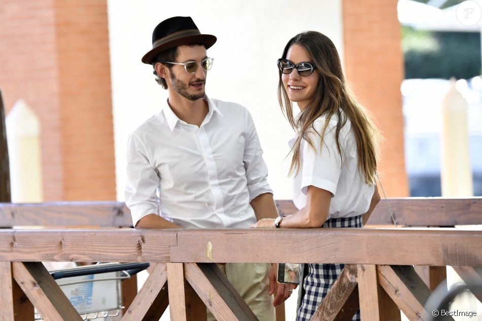 Exclusif - Pierre Niney et sa femme Natasha Andrews arrivent à Venise pour la 77ème édition du festival international du film de Venise (Mostra) le 2 septembre 2020.