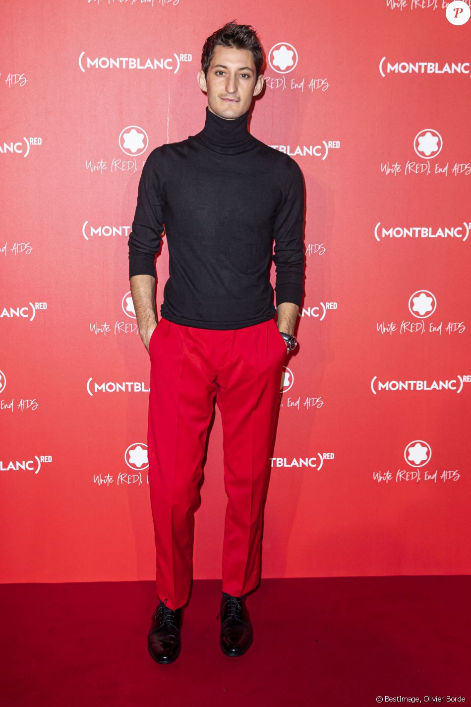 Pierre Niney au photocall de la soirée Montblanc du lancement de la collection (Montblanc M) RED au profit de l'association de lutte contre le Sida créée par Bono et Bobby Shriver au restaurant Monsieur Bleu à Paris le 8 octobre 2019. © Olivier Borde / Bestimage