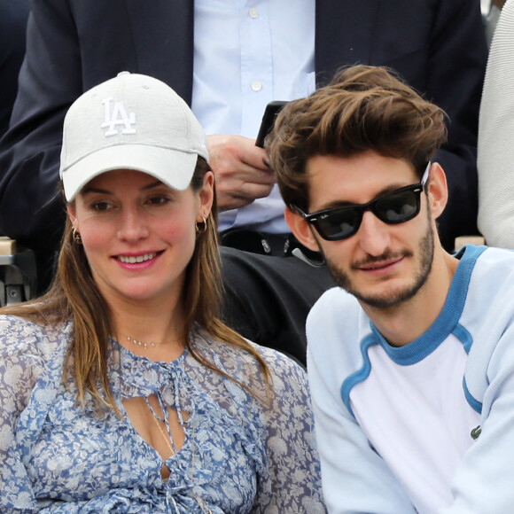 Pierre Niney et sa compagne Natasha Andrews (enceinte) - Célébrités dans les tribunes des internationaux de France de tennis de Roland Garros à Paris, France, le 9 juin 2019. © Jacovides-Moreau/Bestimage
