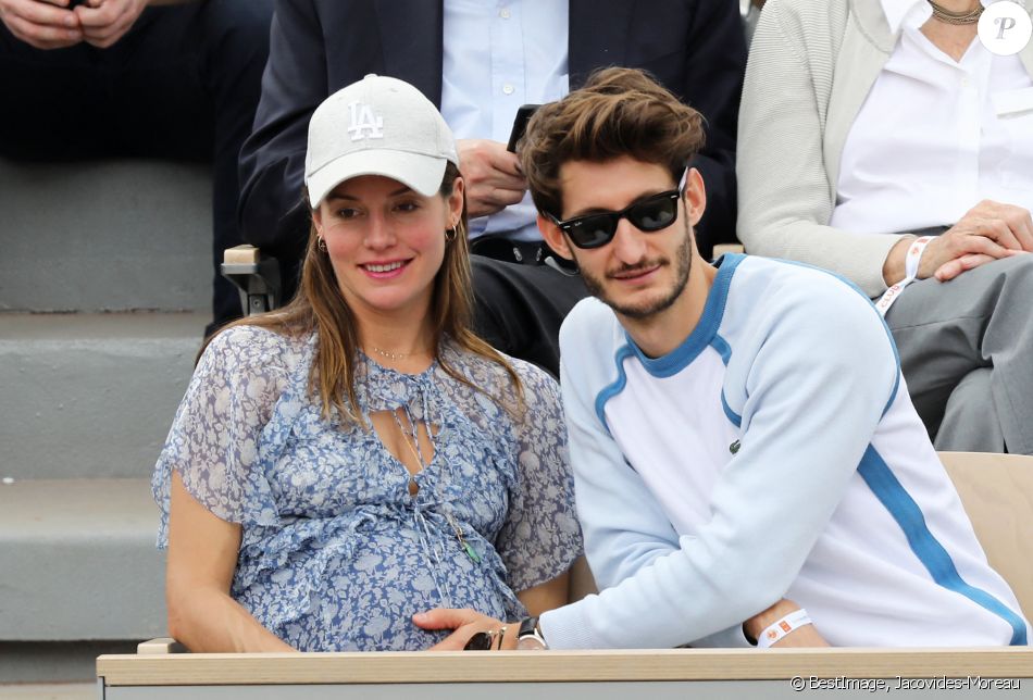 Pierre Niney et sa compagne Natasha Andrews (enceinte) - Célébrités dans les tribunes des internationaux de France de tennis de Roland Garros à Paris, France, le 9 juin 2019. © Jacovides-Moreau/Bestimage