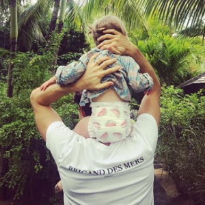 Pierre Niney pose en famille sur le compte Instagram de sa compagne Natasha Andrews.