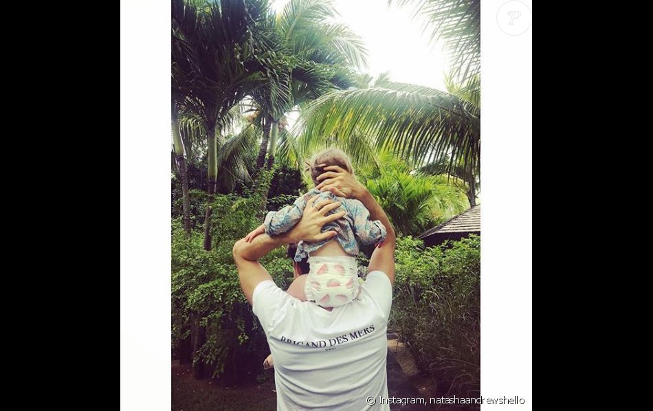 Pierre Niney pose en famille sur le compte Instagram de sa compagne Natasha Andrews.