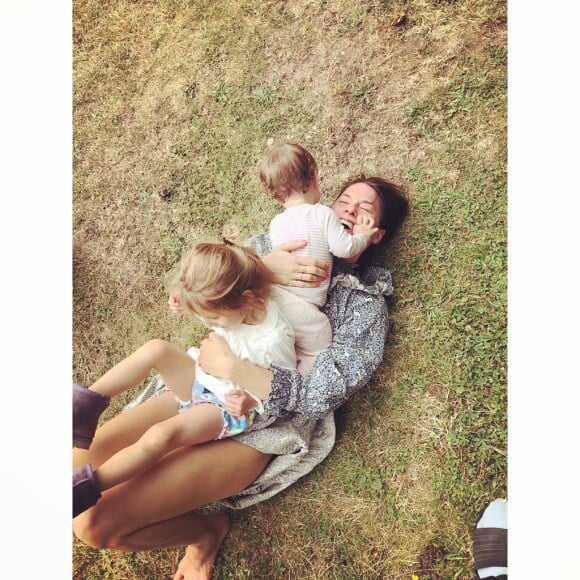 Natasha Andrews, la compagne de Pierre Niney, avec leurs deux filles Lola et Billie, sur Instagram le 6 juillet 2020.