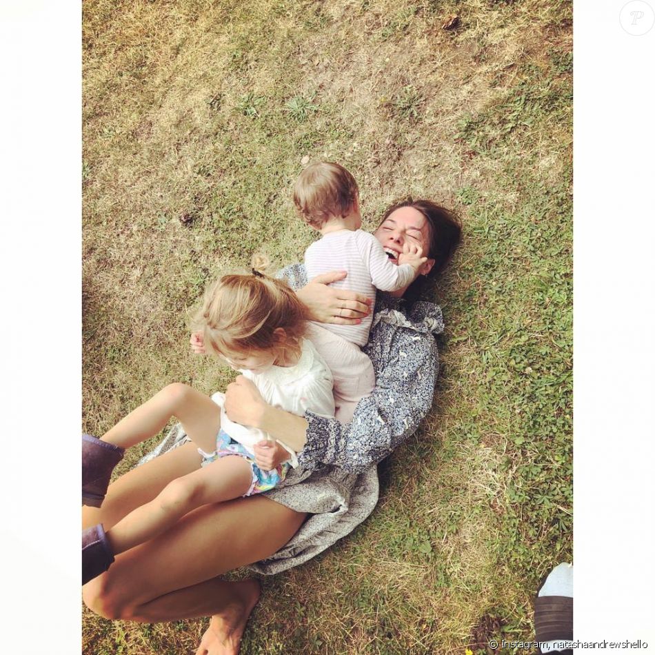 Natasha Andrews, la compagne de Pierre Niney, avec leurs deux filles Lola et Billie, sur Instagram le 6 juillet 2020.