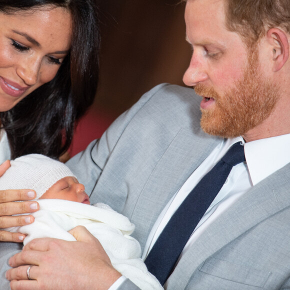 Le prince Harry et Meghan Markle, duc et duchesse de Sussex, présentent leur fils Archie dans le hall St George au château de Windsor le 8 mai 2019. 