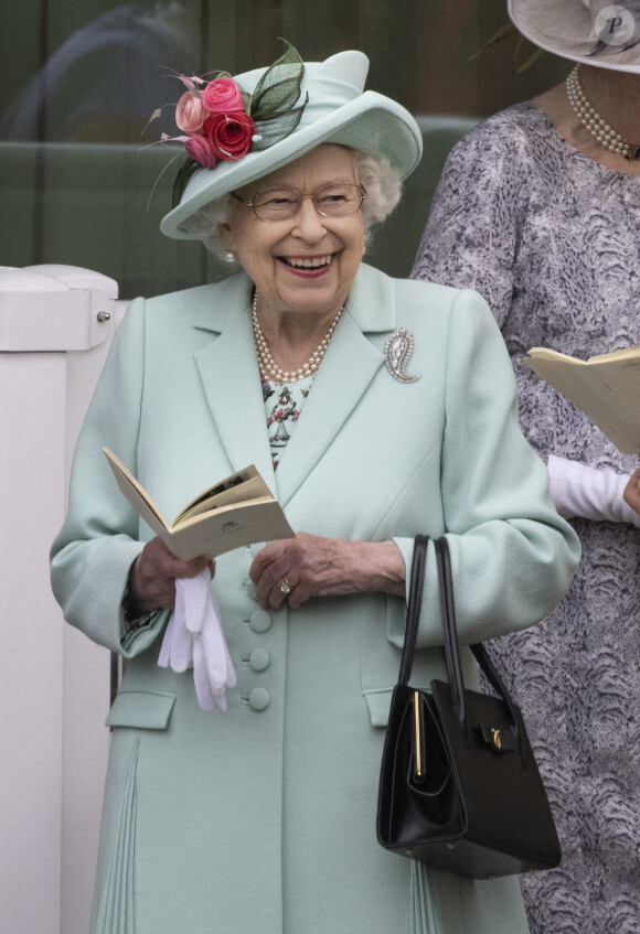 La reine Elisabeth II d'Angleterre assiste à la prestigieuse course hippique "Royal Ascot" à Ascot, Royaume Uni, le 19 juin 2021.