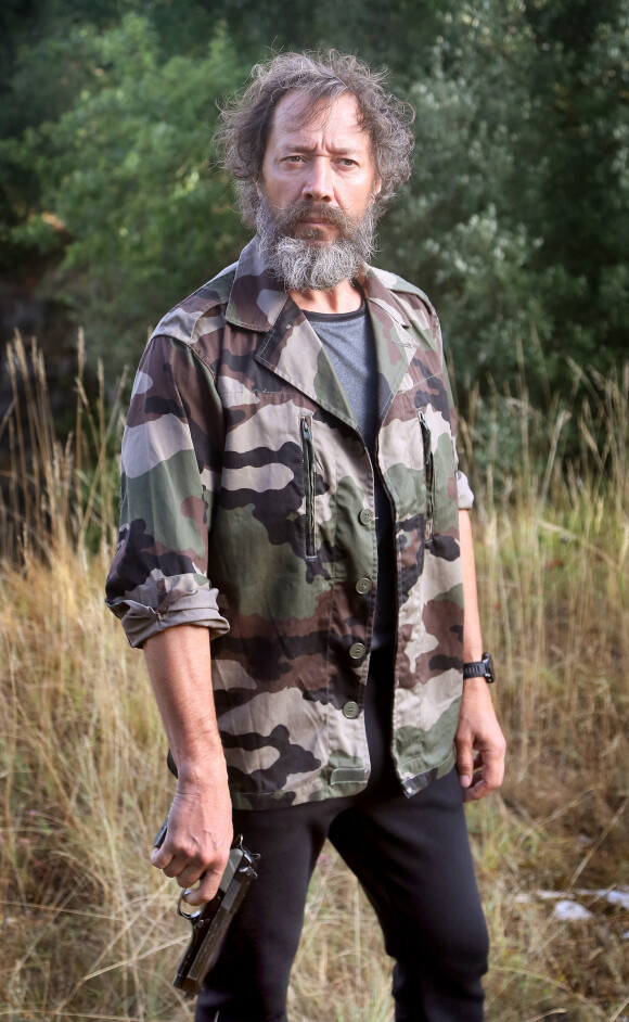 Exclusif - Bruno Debrandt - S. Bern tient son premier rôle devant la caméra d'O. Guignard dans le téléfilm de France 3 "La Mort vue du ciel" à Châteauneuf-sur-Charente, le 17 août 2020.