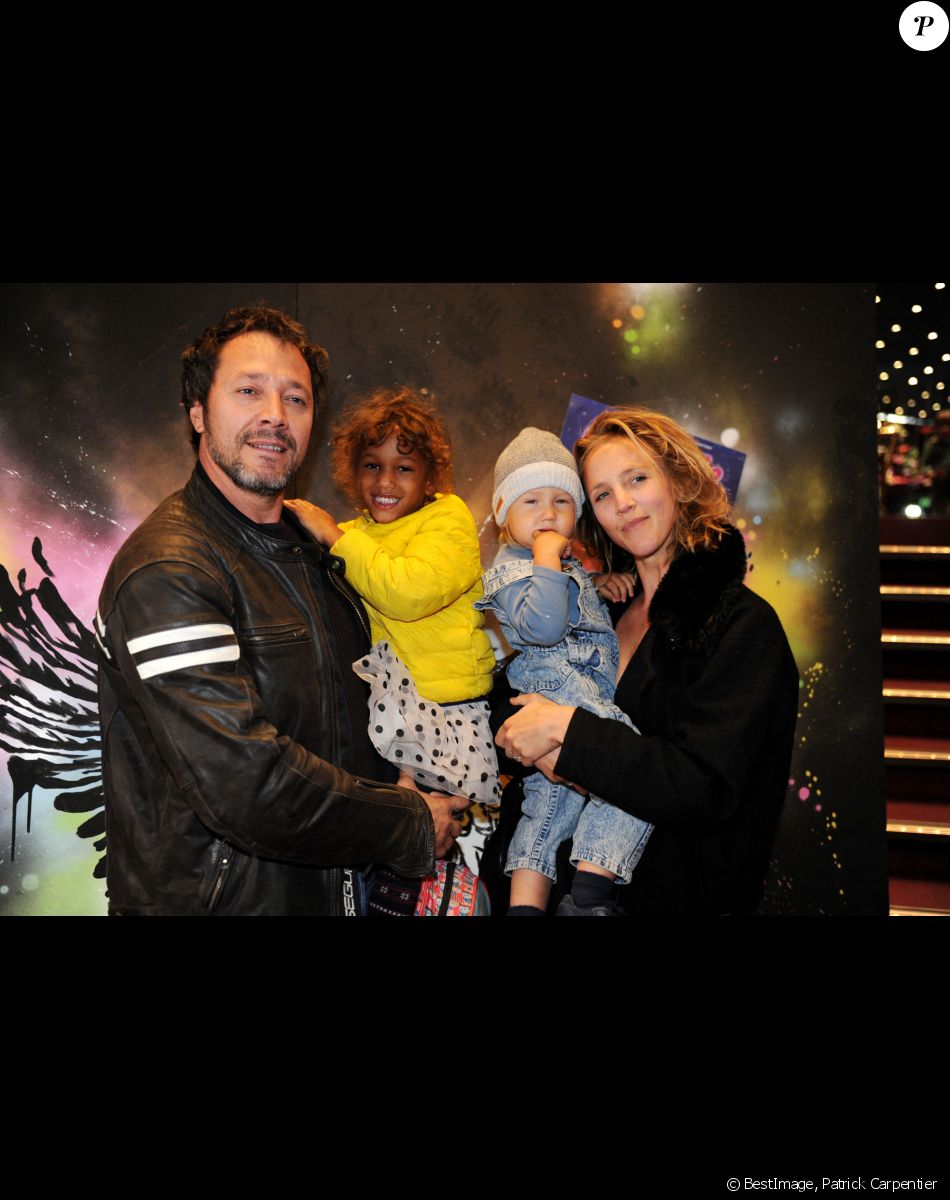 Bruno Debrandt avec sa femme Marie Kremer et leur fils Nino à la générale de la comédie musicale "Emilie Jolie" au théâtre Comédia à Paris le 27 octobre 2017. © Patrick Carpentier / Bestimage