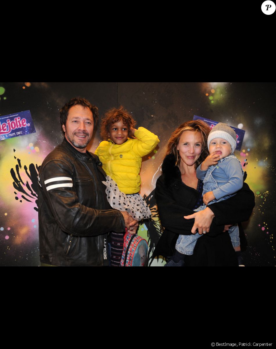 Bruno Debrandt avec sa femme Marie Kremer et leur fils Nino à la générale de la comédie musicale "Emilie Jolie" au théâtre Comédia à Paris le 27 octobre 2017. © Patrick Carpentier / Bestimage