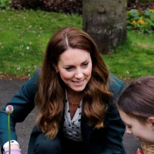 Catherine (Kate) Middleton, duchesse de Cambridge, rencontrent des enfants d'Edzell Nursery lors de leur visite au parc Starbank à Édimbourg, Ecosse, Royaume Uni, le 27 mai 2021, pour découvrir comment "Fields in Trust" contribue à la protection des espaces verts de la ville.