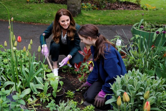 Catherine (Kate) Middleton, duchesse de Cambridge, rencontrent des enfants d'Edzell Nursery lors de leur visite au parc Starbank à Édimbourg, Ecosse, Royaume Uni, le 27 mai 2021, pour découvrir comment "Fields in Trust" contribue à la protection des espaces verts de la ville.