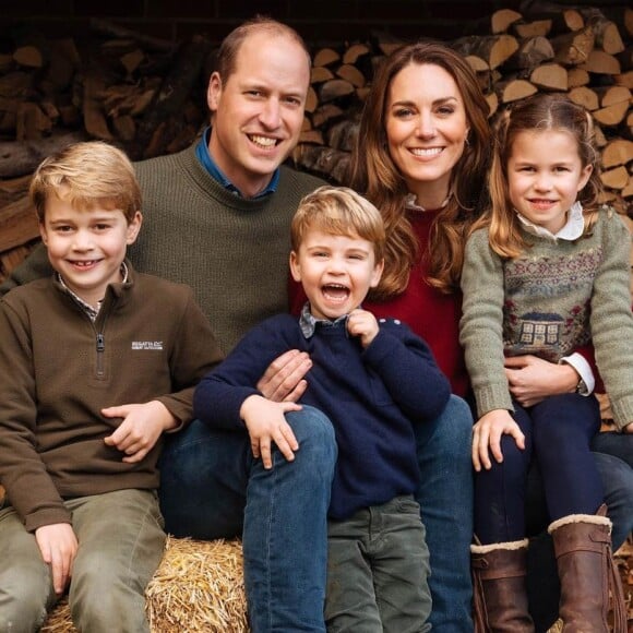 Le prince William, Kate Middleton et leurs trois enfants, le prince George, la princesse Charlotte et le prince Louis, posent pour leur carte de voeux 2021.