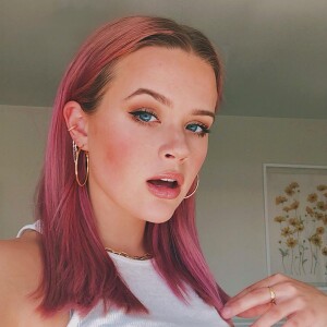 Ava Phillippe et ses cheveux roses.