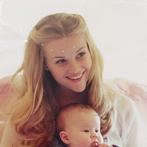 Ava Phillippe bébé, dans les bras de sa mère, Reese Witherspoon. Mars 2020