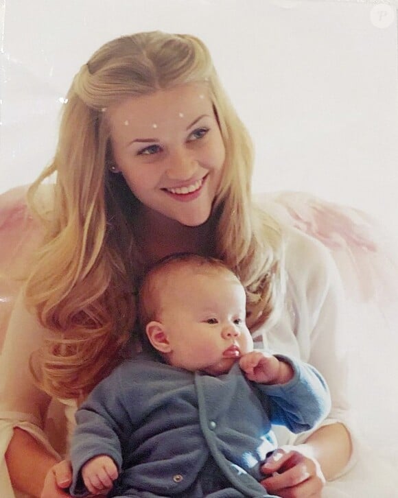 Ava Phillippe bébé, dans les bras de sa mère, Reese Witherspoon. Mars 2020