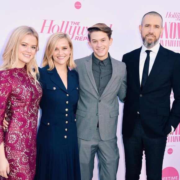 Ava Phillippe en compagnie de sa mère, de son petit frère Deacon et de son beau-père, Jim Toth. Décembre 2019