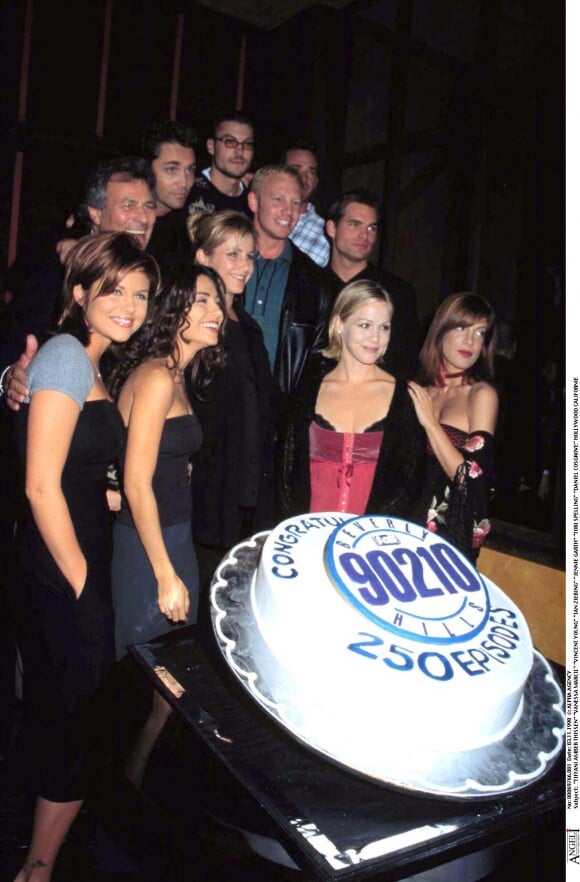 Tiffani Amber Thiessen, Vanessa Marcil, Vincent Young, Ian Ziering, Jennie Garth, Tori Spelling, Daniel Cosgrove célèbre le 250e épisode de "Beverly Hills 90210".